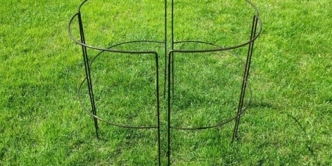 Kako napraviti rekvizite za ribizle vlastitim rukama ispod grmlja